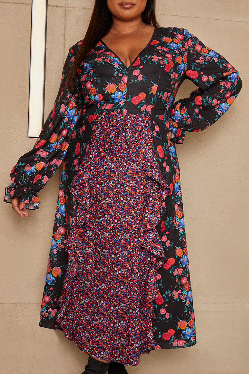 Plus Size Long Sleeve Plunge Floral Printed Midi Dress in Black