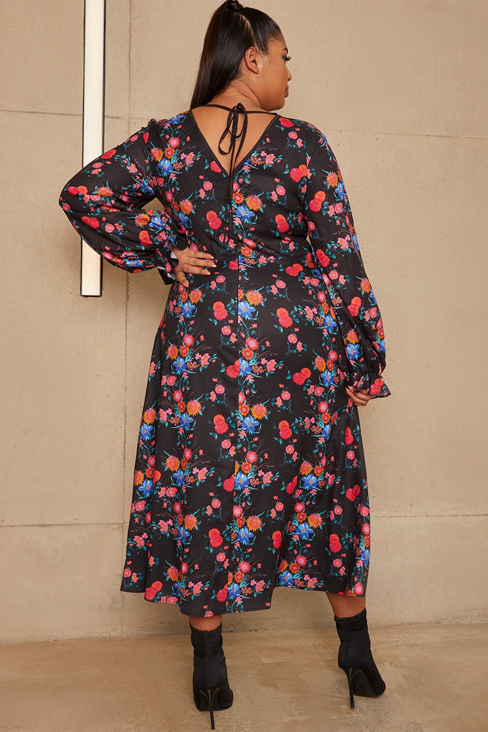 Plus Size Long Sleeve Plunge Floral Printed Midi Dress in Black